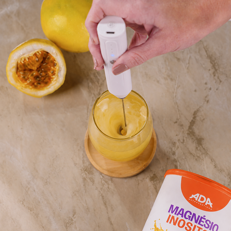 Preparo de Magnésio Inositol sabor Maracujá da Ada em bebida gelada com mixer