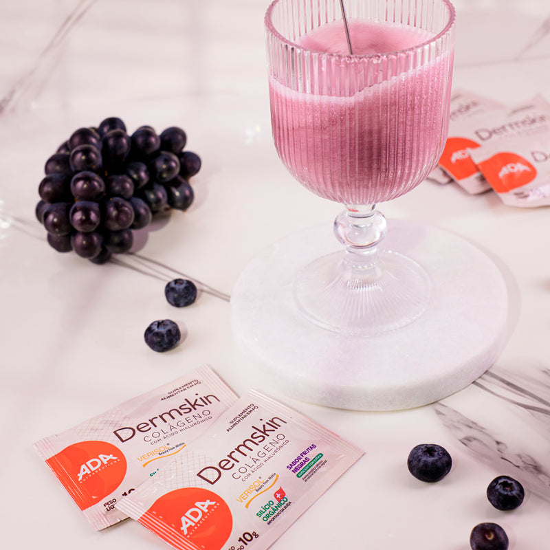 Dermskin Colágeno sabor Frutas Negras preparado com uvas e mirtilos