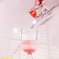 Preparo de Dermskin Colágeno sabor Pink Lemonade em taça de vidro