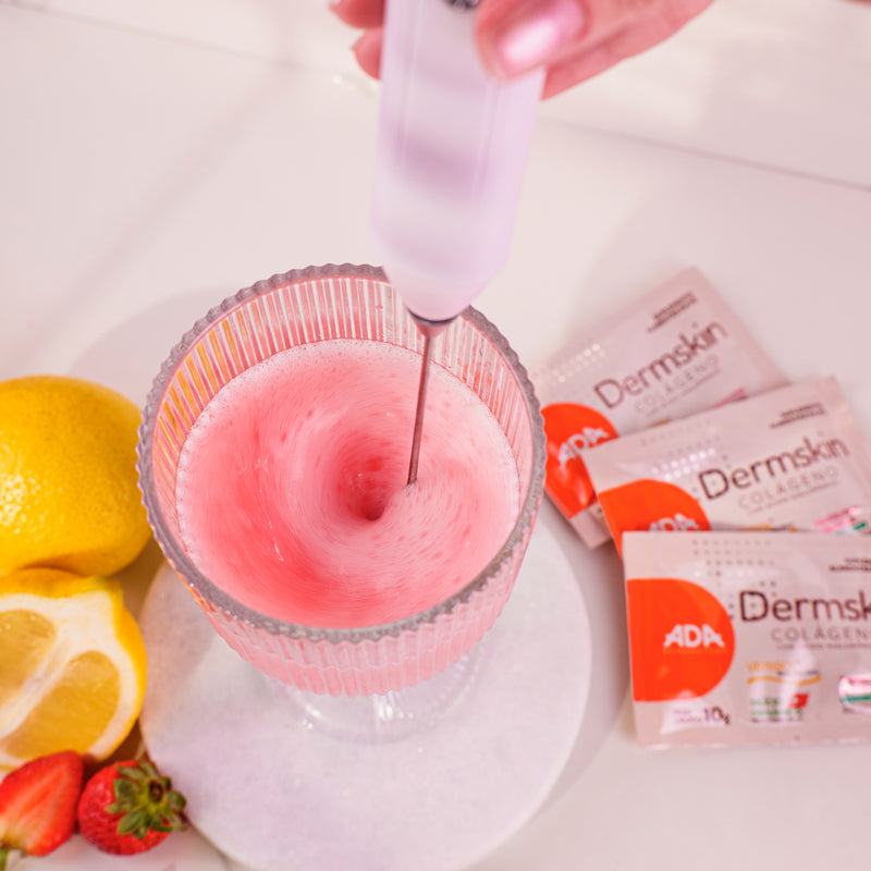 Preparo de Dermskin Colágeno Pink Lemonade com mixer, limão e morangos